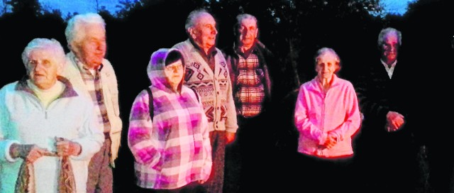 Seniorzy z Kazanowa, Dobca i Miechów w gminie Kazanów od 2009 świętują wspólnie tradycyjne sobótki nad stawem w gospodarstwie państwa Siedleckich. Tak było i tym razem.