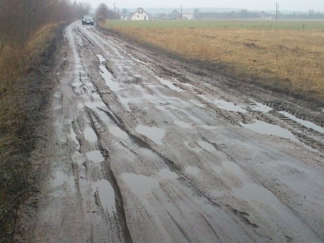 Po sobotnich deszczach droga w Kaźmierowie wygląda tragicznie.