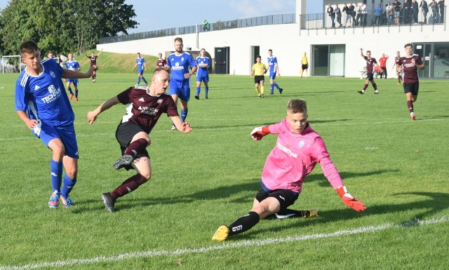 W meczu drugiej rundy Mirax Pucharu Polski, Szydłowianka Szydłowiec pokonała 3:0 Orła Wierzbica. Gole dla podopiecznych trenera Marcina Kośmickiego, Michał Duda dwa i Dawid Pawelec. Gdy wydawało się, że pierwsza połowa meczu zakończy się remisem, fatalny błąd popełnił bramkarz Orła Filip Adamiec, który dał się ograć Michałowi Dudzie, a ten skierował piłkę do pustej bramki. Na początku drugiej połowy, Michał Duda strzałem głową podwyższył wynik na 2:0. Orzeł dążył do strzelenia kontaktowego gola, ale Grzegorz Dziurzyński miał słabo nastawiony celownik i jego strzały z rzutów wolnych mijały światło bramki. Ponadto Piotr Jaworski nie wykorzystał sytuacji sam na sam z bramkarzem Szydłowianki. Wynik meczu ustalił Dawid Pawelec, który wykończył kontrę i podanie Bartosza Kobela. ZOBACZ ZDJĘCIA Z MECZU>>>>