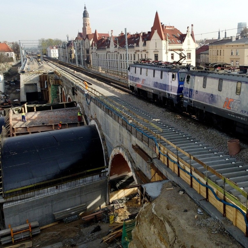 Kraków. Ruszyła budowa drugiego toru na wiadukcie kolejowym nad ulicą Grzegórzecką [ZDJĘCIA]