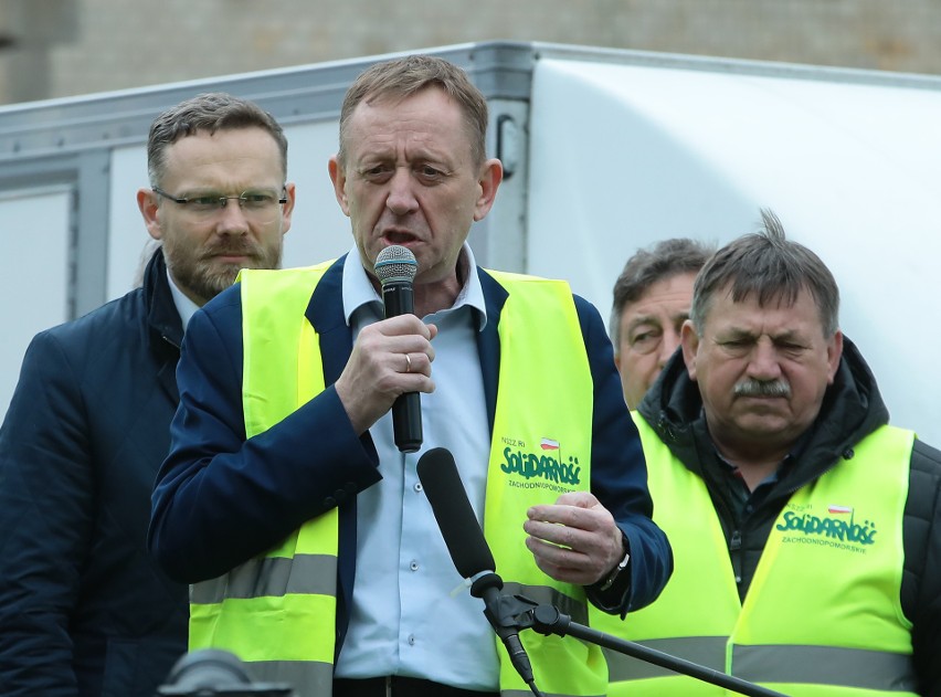 Minister rolnictwa w Szczecinie. Protestujący rolnicy żądają natychmiastowego wstrzymania napływu zbóż na granicy [ZDJĘCIA]