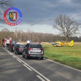 Wypadek drogowy z udziałem rowerzysty w Toszku na DW 907. Na miejscu pojawił się śmigłowiec LPR. Co się wydarzyło?