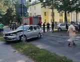 Wypadek pod komendą straży w Pionkach. Skoda wylądowała na drzewie