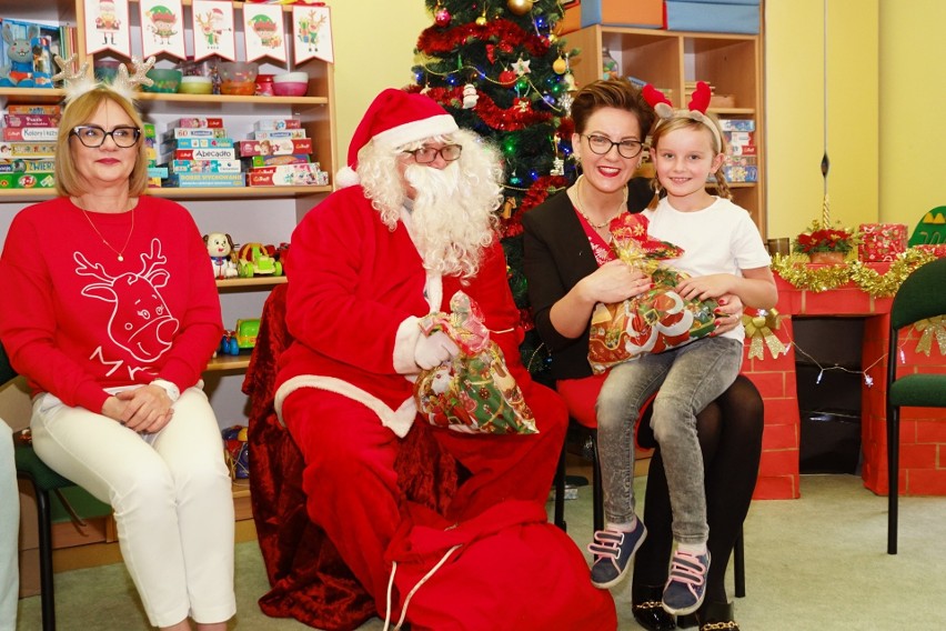 Święty Mikołaj gminie Brody w trasie. We wtorek odwiedził przedszkolaki w Rudzie, Adamowie, Dziurowie i Stykowie. Zobacz zdjęcia