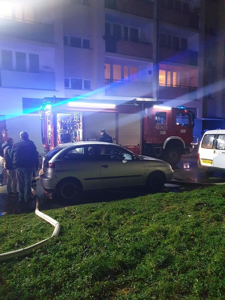 Pożar mieszkania w Poniatowej. Dwie osoby ranne, 12 zostało ewakuowanych