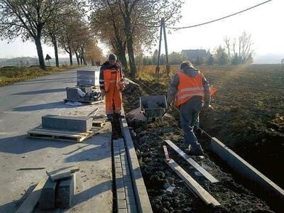 Prace przy budowie chodnika w Gołczy są współfinansowane przez powiat i gminę Fot. archiwum