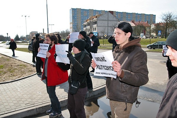 30 osób z Federacji Anarchistycznej i Kampanii Przeciw...