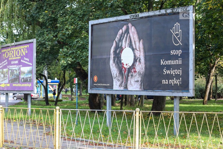 "Stop Komunii Świętej na rękę!". Kontrowersyjne billboardy w Szczecinie
