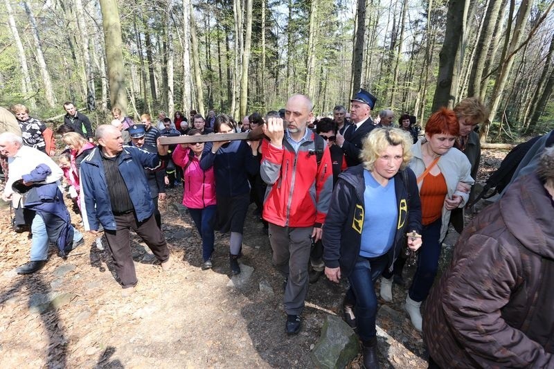 Wielkopiątkowa Droga Krzyżowa na Święty Krzyż