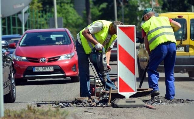 Nikt nie kwestionuje potrzeby naprawy ulicy Bronikowskiego. Kontrowersje dotyczą terminu prac