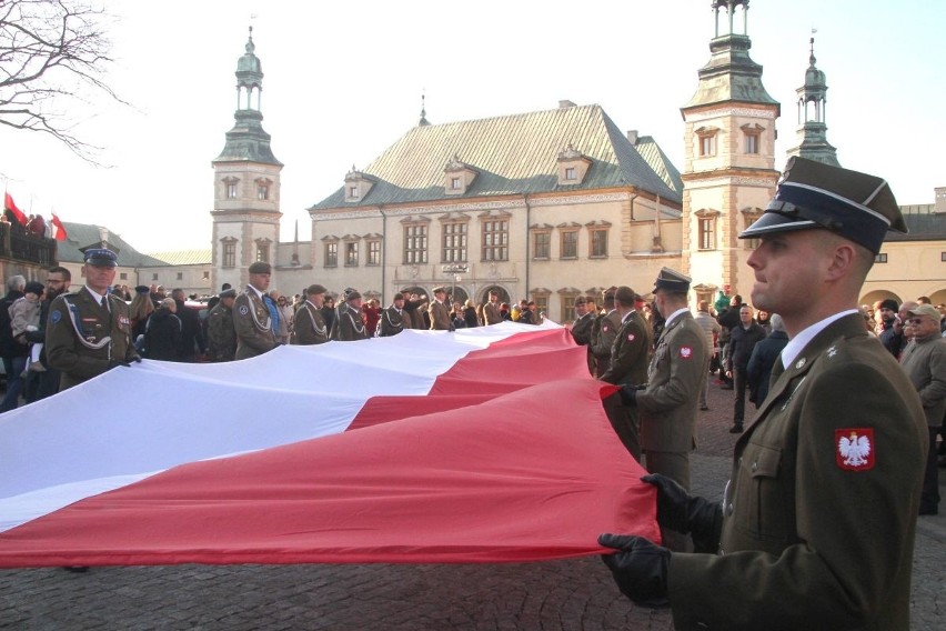 Święto Niepodległości 2018 w Kielcach. Tysiące mieszkańców śpiewało hymn... 15 minut później niż cała Polska   