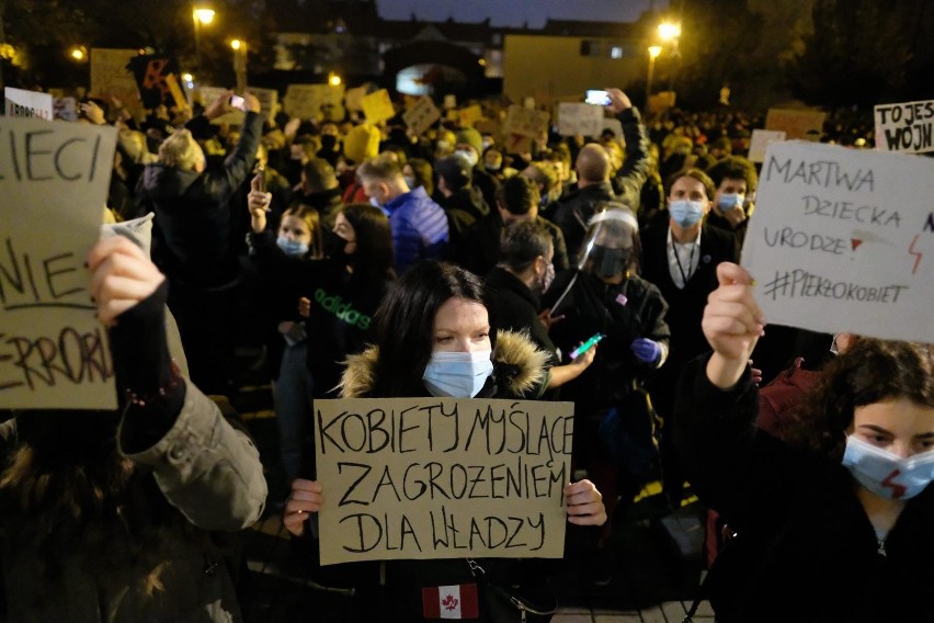 Protest pod katedrą w Katowicach przeciwko wyrokowi...