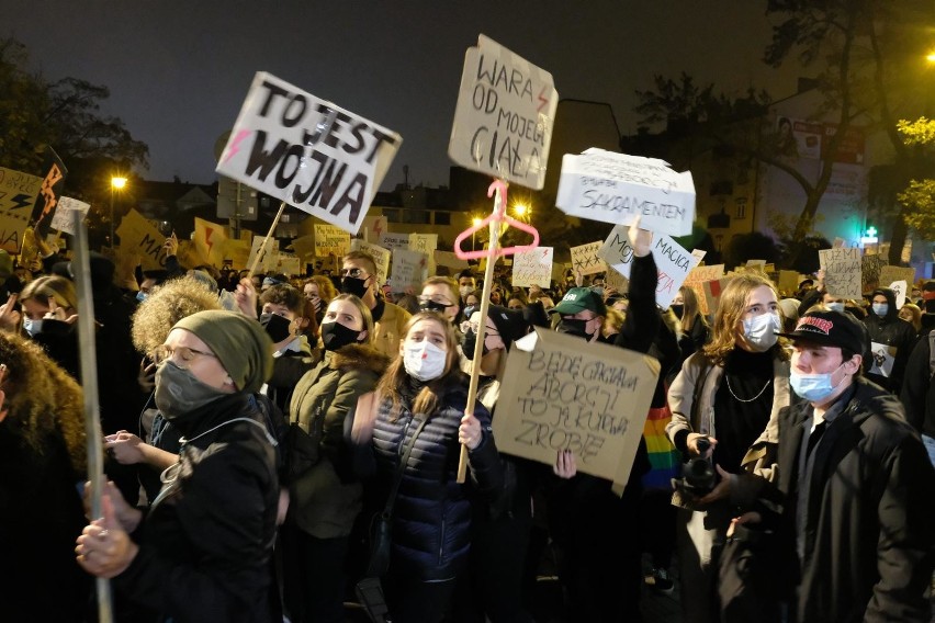 Protest pod katedrą w Katowicach przeciwko wyrokowi...