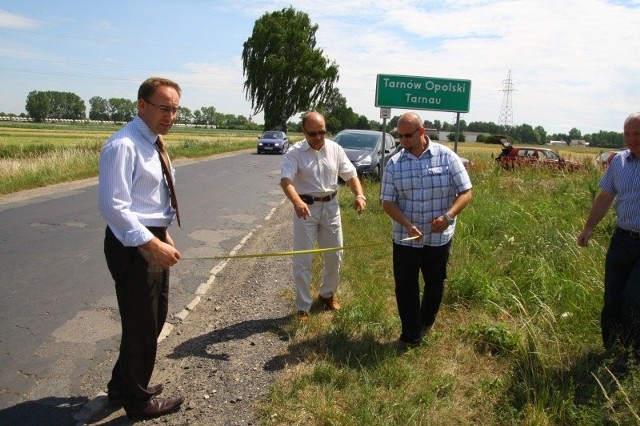 Dyr. Jacek Dziatkiewicz (w środku) i Krzysztof  Mutz, wójt Tarnowa Op. (z lewej), pieniędzy na remont kosorowickiej drogi szukali blisko dwa lata. W tym roku remont tej jednej z najgorszych tras w powiecie uda się zakończyć.