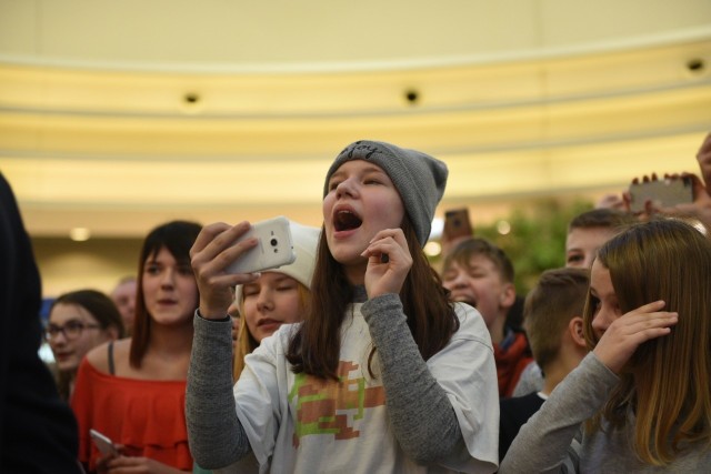 W Atrium Copernicus przerwano spotkanie z popularnymi TikTokerami - Marysią Jeleniewską i Filipem Zabielskim. Idole nastolatków opowiadali o tajnikach dobrego TikToka i bezpieczeństwie w sieci oraz udzielali odpowiedzi na pytania. Niestety spotkanie zostało przerwane przez alarm bombowy. Wszyscy musieli opuścić galerię w tym młodzież przybyła na spotkanie. Część z nich zdołała zrobić sobie pamiątkowe zdjęcie ze swoimi idolami. TikTok to obecnie najpopularniejsza na świecie wśród nastolatków i młodzieży aplikacja mobilna, którą w 150 krajach pobrano już ponad miliard razy. W Polsce do najbardziej rozpoznawalnych użytkowników tej platformy, tzw. TikTokerów, należą Marysia Jeleniewska i Filip Zabielski.  Zobacz także:Zmiany na Kraszewskiego i placu Niepodległości w ToruniuKto przebuduje most drogowy w Toruniu?Impreza w Bajka Disco ClubNowosciTorun