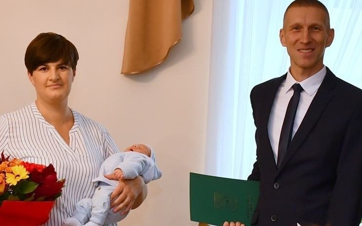 Niecodzienne wydarzenie w Broku. Tata odebrał poród w domu. 5.10.2023 rodzice noworodka spotkali się z burmistrzem