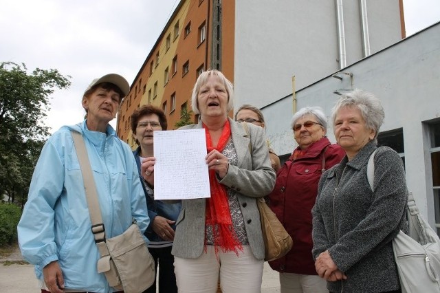 - Mamy mieszkania własnościowe, wykupiliśmy je i chcemy wiedzieć, dlaczego płacimy tak wysokie rachunki - pytają mieszkańcy Praszki.