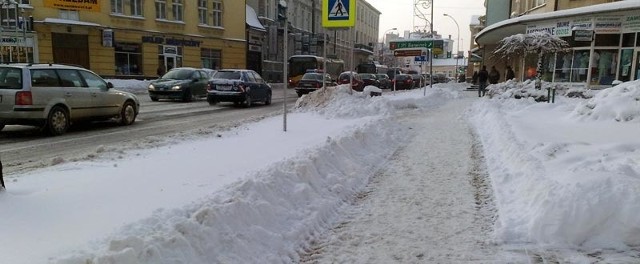 Tak w tej chwili wyglądają chodniki wzdłuż ulicy Lisa-Kuli w Rzeszowie.