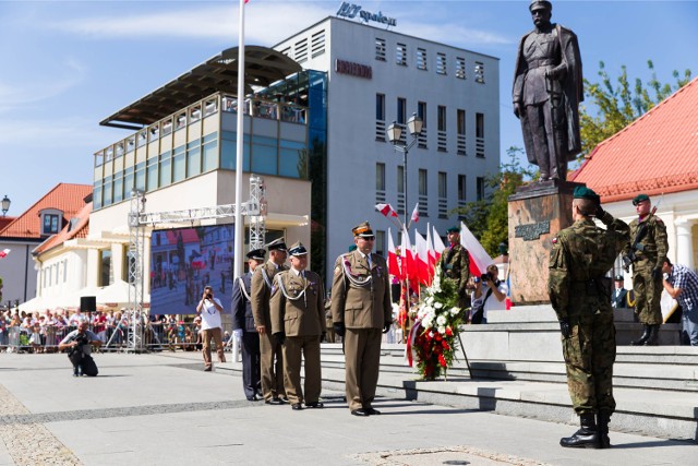 15 sierpnia obchodzimy Święto Wojska Polskiego ustanowione w rocznicę tzw. Cudu nad Wisłą. Upamiętniono w ten sposób zwycięską bitwę warszawską. Bitwa rozegrała się na przedpolach Warszawy w 1920 roku. Wojsko polskie pod dowództwem Naczelnego Wodza Józefa Piłsudskiego odparło natarcie Armii Czerwonej. Był to jeden z przełomowych momentów wojny polsko-bolszewickiej.