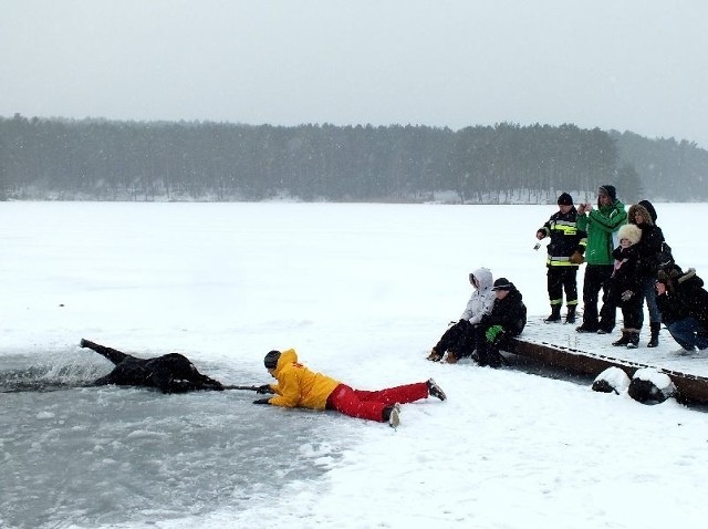 Co zrobić, kiedy załamie się lód? Praktycznych wskazówek udzielali członkowie Klubu Płetwonurków "Kalmar&#8221;.
