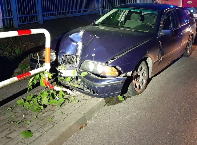 Ucieczka kierowcy bmw skończyła się rozbiciem samochodu na przydrożnej barierze na jednej z bocheńskich ulic