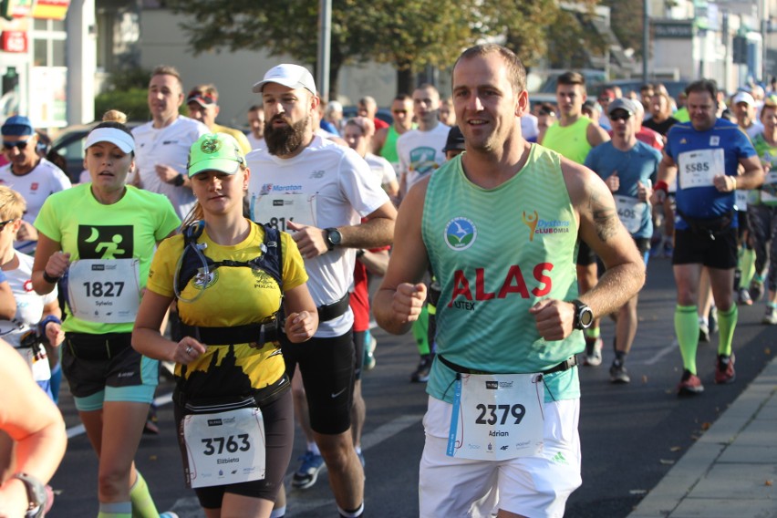 Zdjęcia z maratonu w Poznaniu 2018 - biegacze na pierwszym...