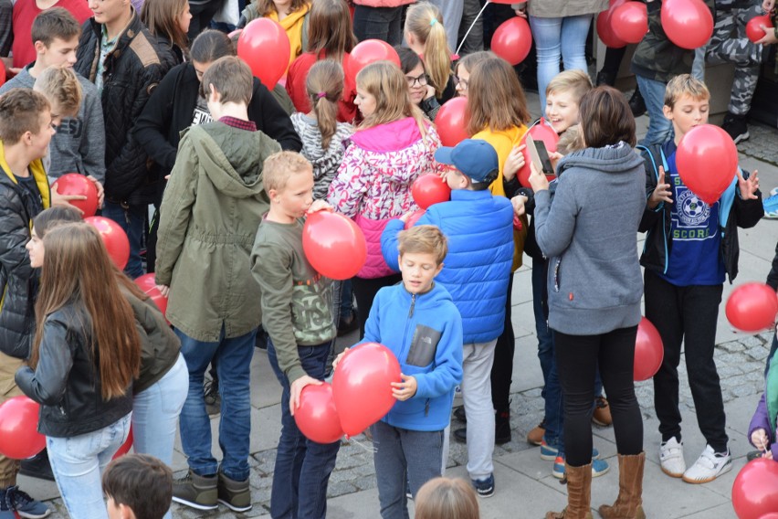 W Gorlicach jest dzisiaj biało-czerwono. Na płycie rynku powstała żywa flaga. Przyszły setki uczniów z biało-czerwonymi balonikami