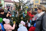 Pięknie przystrojone choinki na Rynku w Ustrzykach Dolnych. Dzieci ubrały je razem z burmistrzem [ZDJĘCIA]