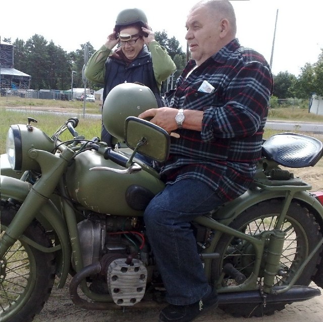 Alicja i Jerzy Kołomejowie na woodstockowe pole przyjechali motocyklem z lat 50.