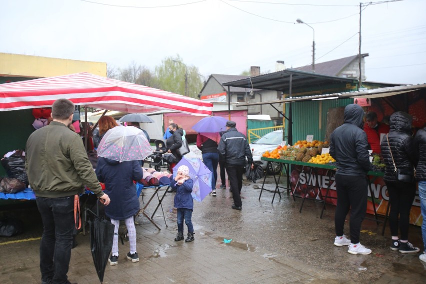 Kupcy z targowiska w Dąbrowie Górniczej nie mają majówki....