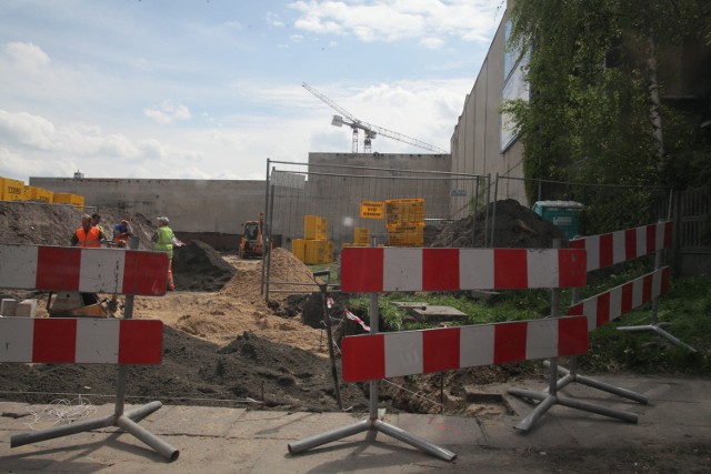 Na rogu Radwańskiej i Politechniki trwa już budowa sklepu Dino