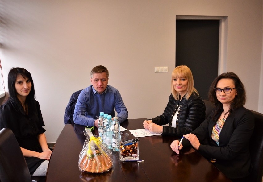 Burmistrz Stąporkowa Dorota Łukomska podpisała umowy na:...