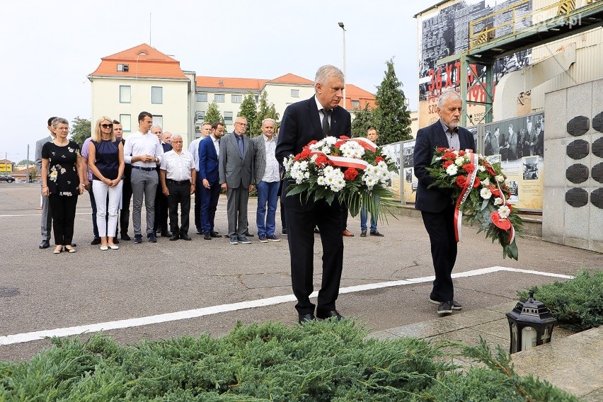 Przedstawiciele PO złożyli kwiaty pod bramą Stoczni Szczecińskiej