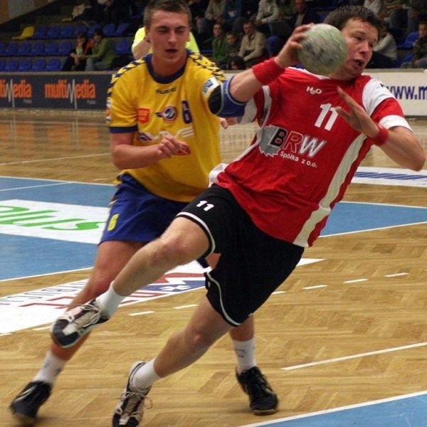 Dariusz Kubisztal (w czerwonej koszulce) należał w minionym sezonie do najlepszych zawodników drużyny mieleckiej Stali.