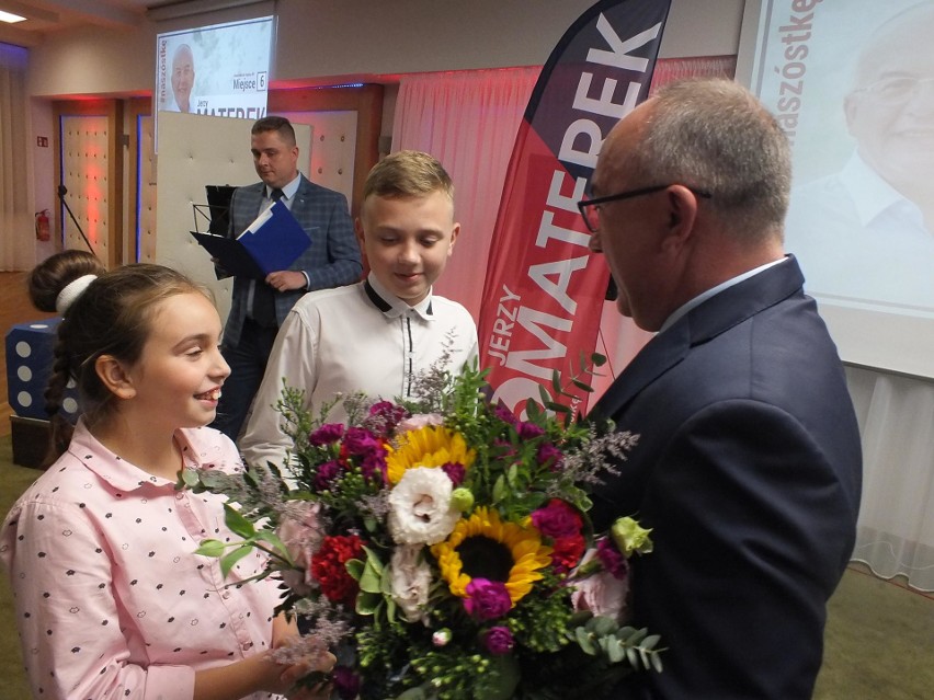 Jerzy Materek otrzymał kwiaty, które natychmiast przekazał...