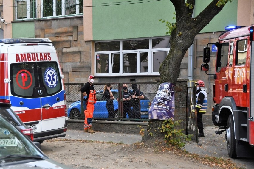 Alarm bombowy w kieleckim "Nazarecie"! Ze szkoły ewakuowano uczniów [WIDEO, zdjęcia]