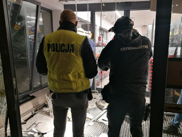 Nieznani sprawcy wysadzili w nocy bankomat w jednym z marketów w Kwilczu. Szuka ich policja.