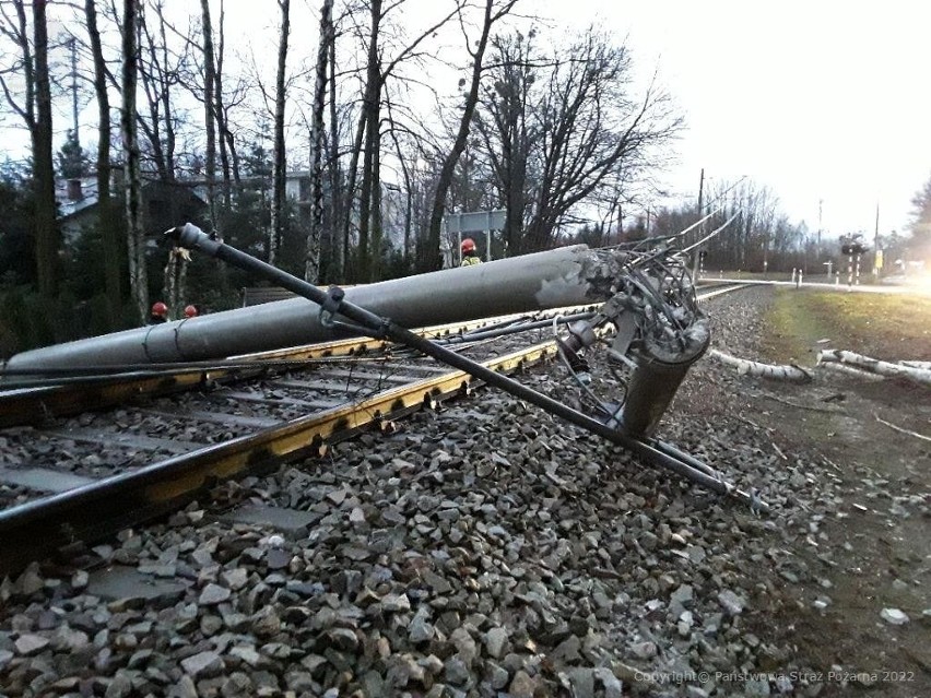 Wiatr wiejący z prędkością sięgającą 115 kilometrów na...