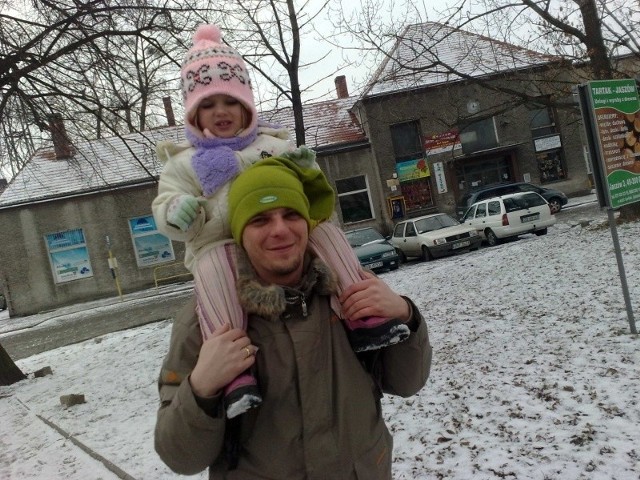 Tomasz Kulbaczewski chodzi na spacery z córką Antosią w okolice dworca PKP. - Wszyscy mieszkańcy chcieliby, by dworzec wyglądał tak jak na przedwojennych widokówkach.