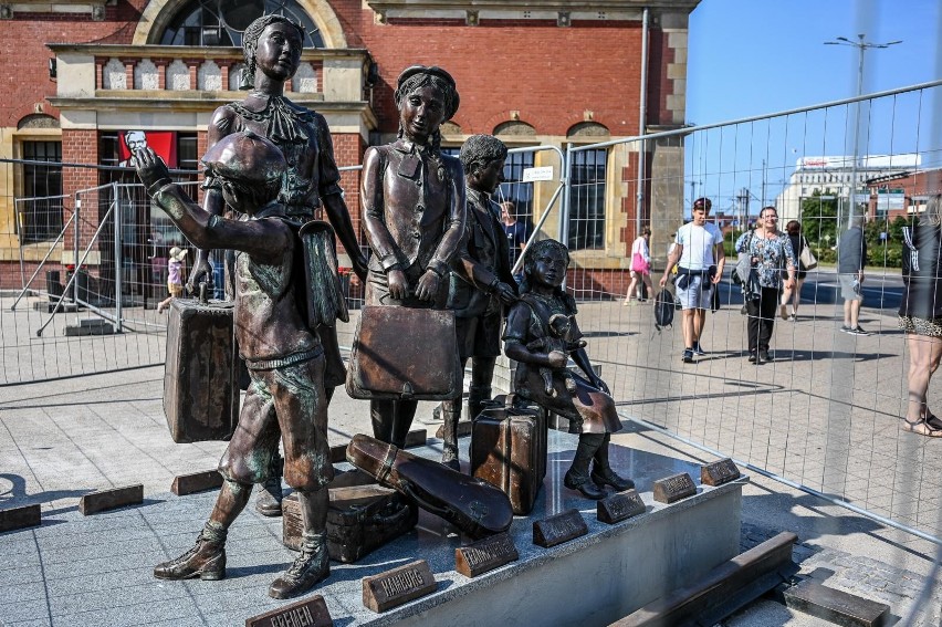 Pomnik kindertransportów wrócił na swoje miejsce. Przed dworcem głównym przypomina o eksodusie żydowskich dzieci z hitlerowskiego Gdańska