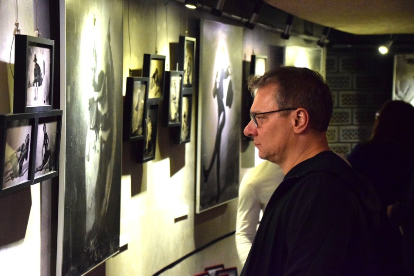 Andrzej Górski uwiecznił taniec na szkle. W ramach Przestrzeni Sztuki otwarto wystawę "Białystok tańczy"