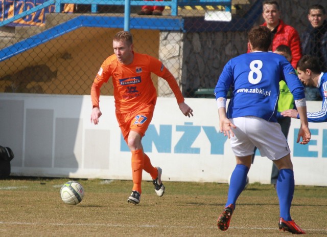 33-letni Dariusz Jarecki (przy piłce) rozpoczął czwarty sezon w zespole Termaliki Bruk-Betu NIeciecza