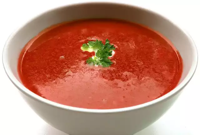 Domowa zupa pomidorowa ze świeżych pomidorów smakuje wybornie.