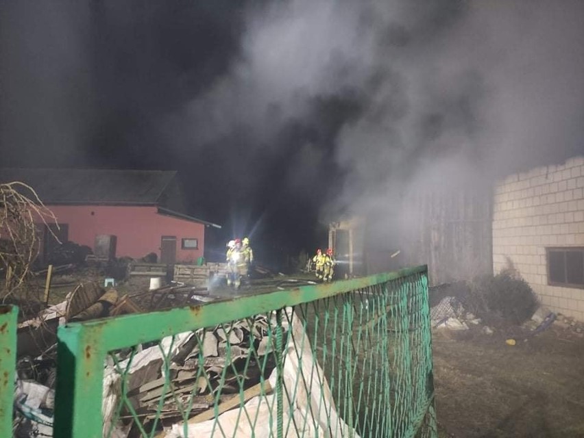 Pożar w gmina Gołcza. Palił się budynek gospodarczy i garaż na jednej posesji
