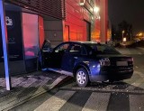 Wypadek pod Wrocławiem. Pijany kierowca audi wjechał prosto w centrum handlowe w Bielanach Wrocławskich [ZDJĘCIA]