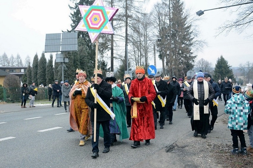 Pokłon Trzech Króli w Suchedniowie – orszak wiernych przeszedł ulicami miasta do kościoła świętego Andrzeja Apostoła [ZDJĘCIA]