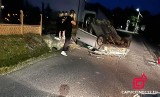 Groźny nocny wypadek w Rzezawie, osobowa honda dachowała na skrzyżowaniu w centrum miejscowości. Zdjęcia