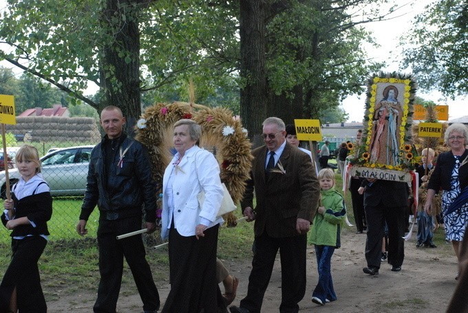 Plon zanieśli razem w gospodarza dom