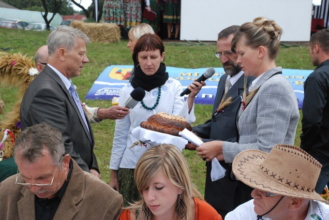 Plon zanieśli razem w gospodarza dom