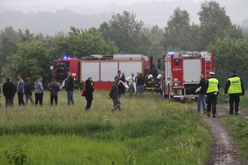 "Autokar nad przepaścią". Straż i policja w akcji w gminie Masłów (ZDJĘCIA)